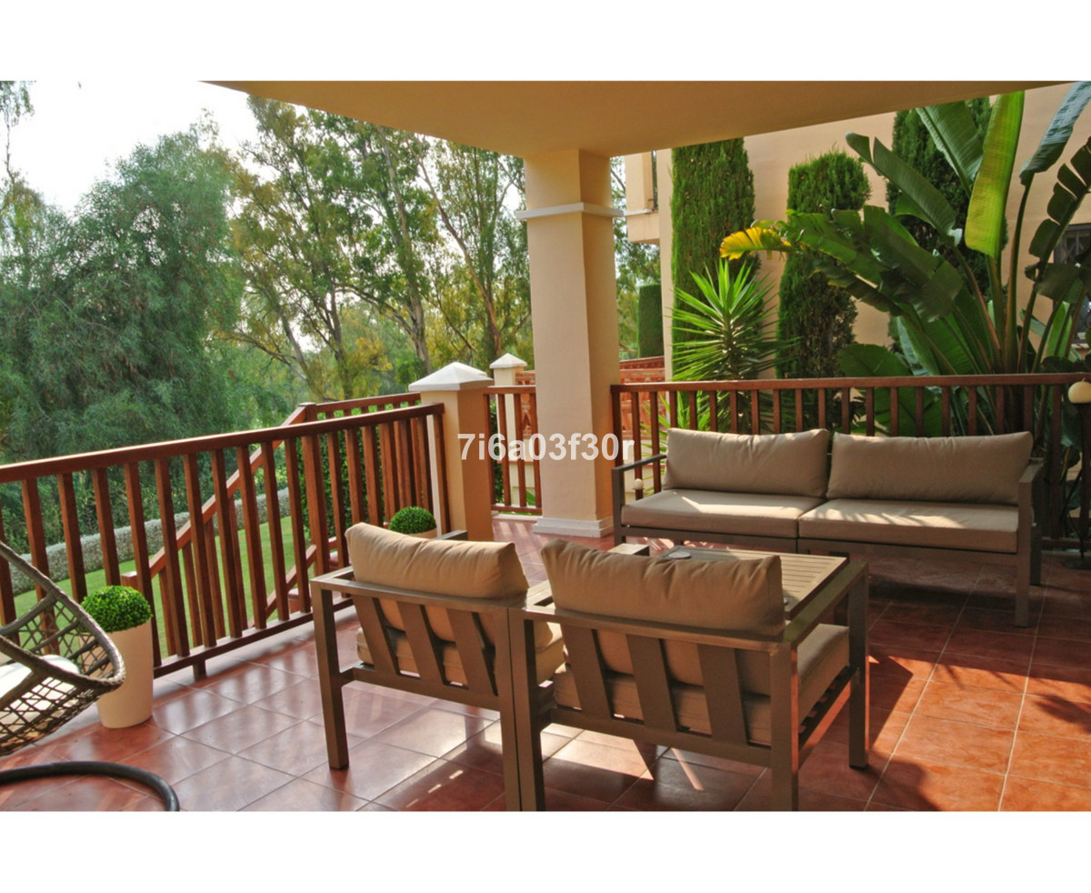 Piso de 2 Dormitorios y 2 Baños en venta en Atalaya, Estepona