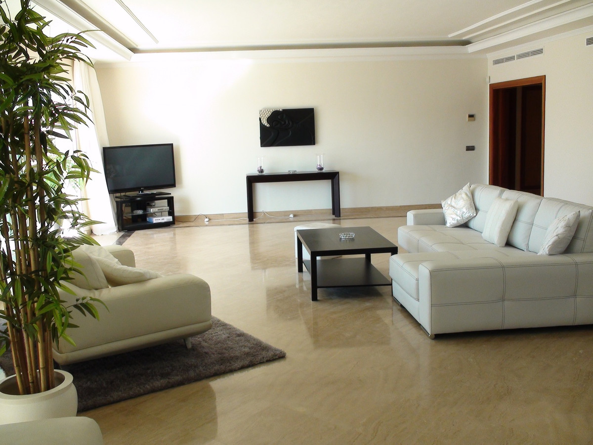 Ático de 4 Dormitorios y 5 Baños en venta en Nueva Andalucía, Marbella