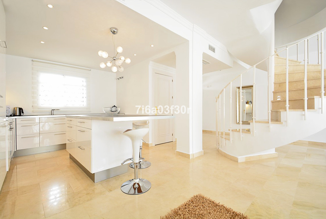 Ático de 3 Dormitorios y 2 Baños en venta en Nueva Andalucía, Marbella
