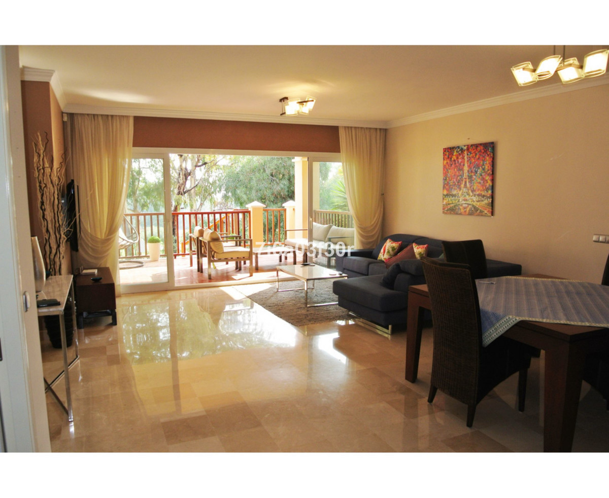 Piso de 2 Dormitorios y 2 Baños en venta en Atalaya, Estepona