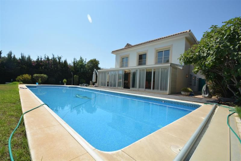 Casa de 5 Dormitorios y 5 Baños en venta en San Pedro de Alcántara