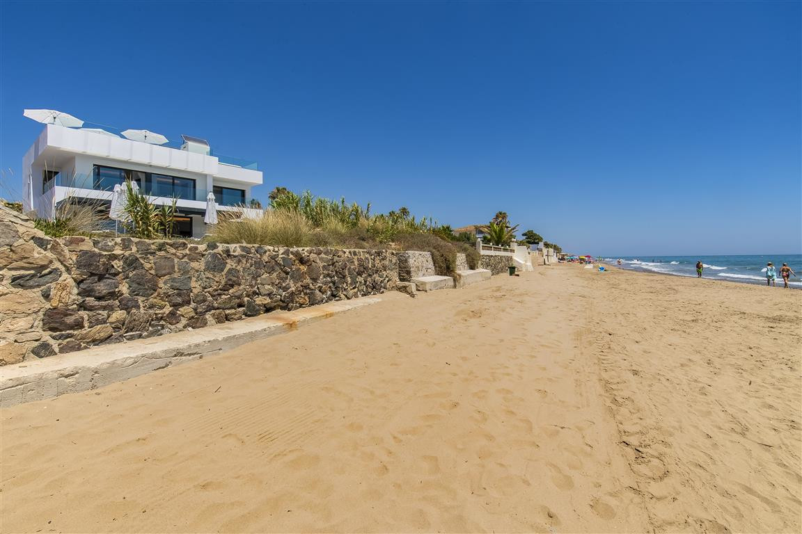 Casa de 6 Dormitorios en venta en Las Chapas, Marbella