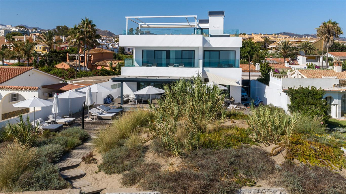 Casa de 6 Dormitorios en venta en Las Chapas, Marbella