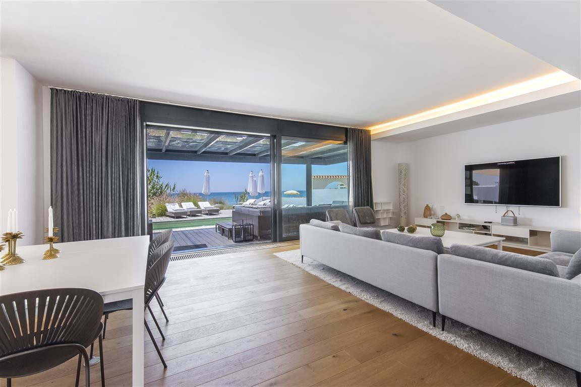 Casa de 6 Dormitorios en venta en Las Chapas, Marbella