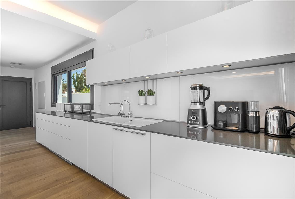 Casa de 6 Dormitorios en venta en Las Chapas, Marbella