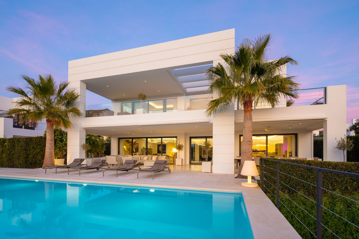 Casa de 7 Dormitorios y 6 Baños en venta en Nueva Andalucía, Marbella