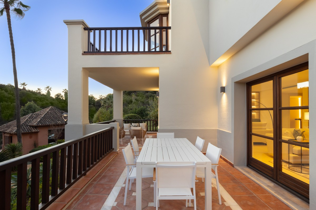 Casa Adosada de 5 Dormitorios y 5 Baños en venta en Milla de Oro, Marbella