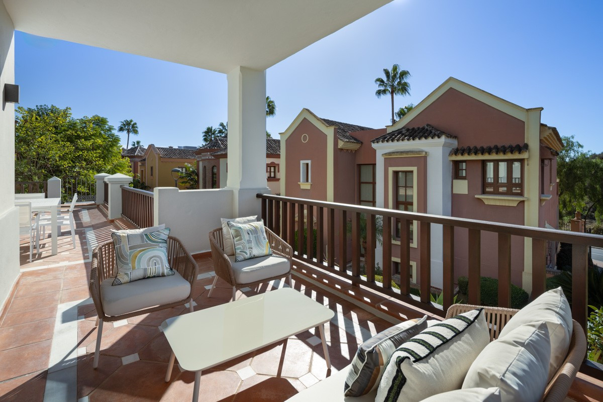 Casa Adosada de 5 Dormitorios y 5 Baños en venta en Milla de Oro, Marbella