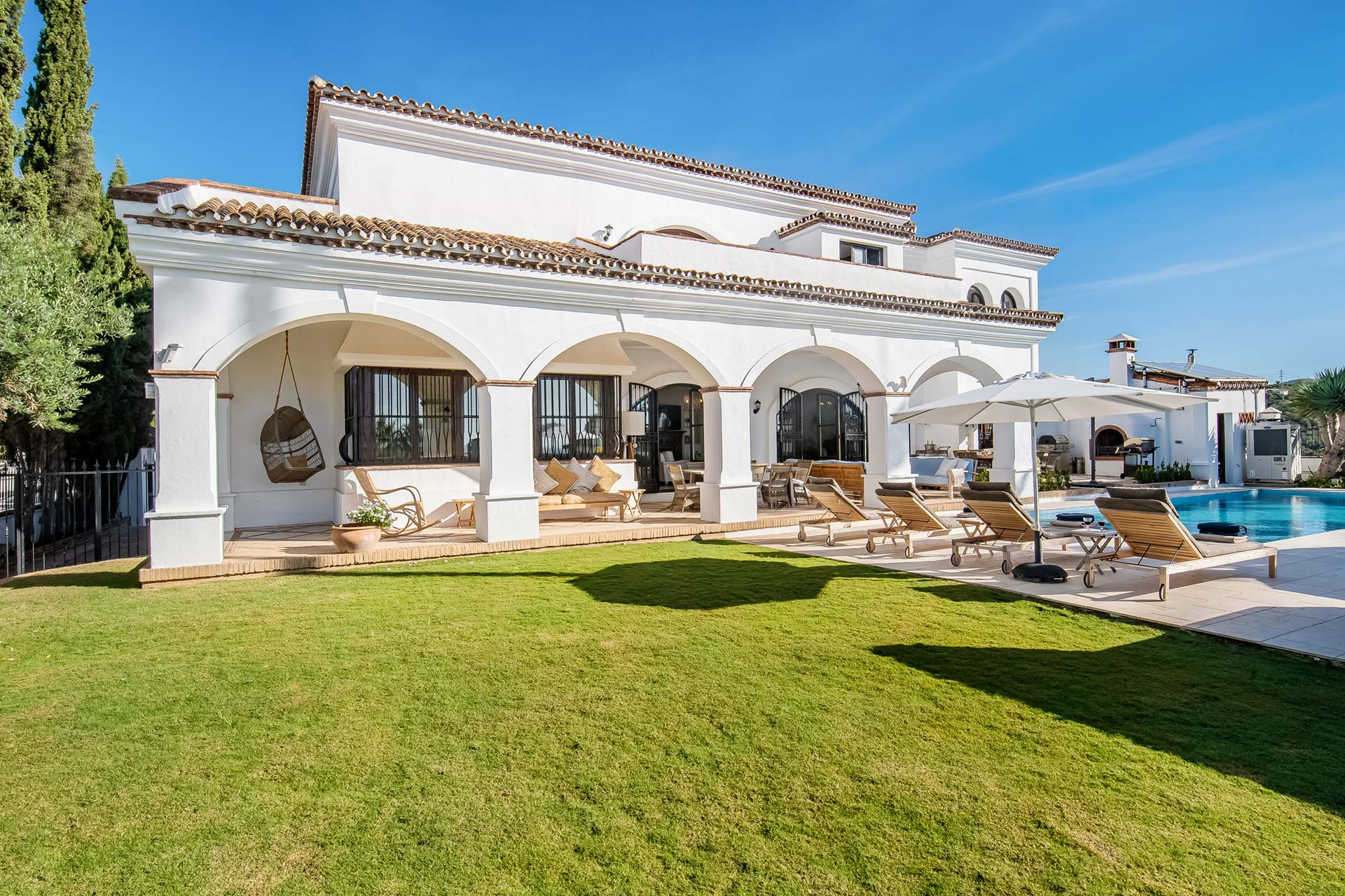 Casa de 6 Dormitorios y 4 Baños en venta en Los Monteros, Marbella