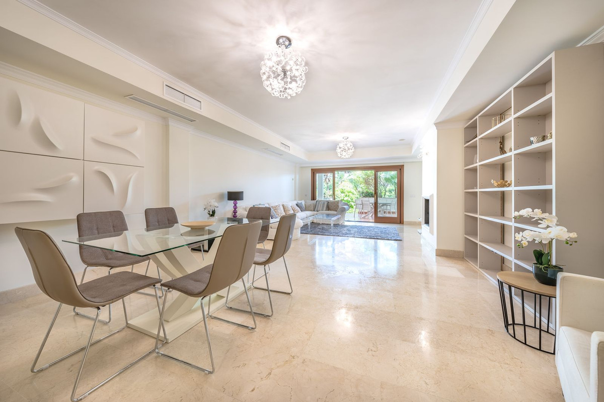 Piso de 2 Dormitorios y 3 Baños en venta en Milla de Oro, Marbella