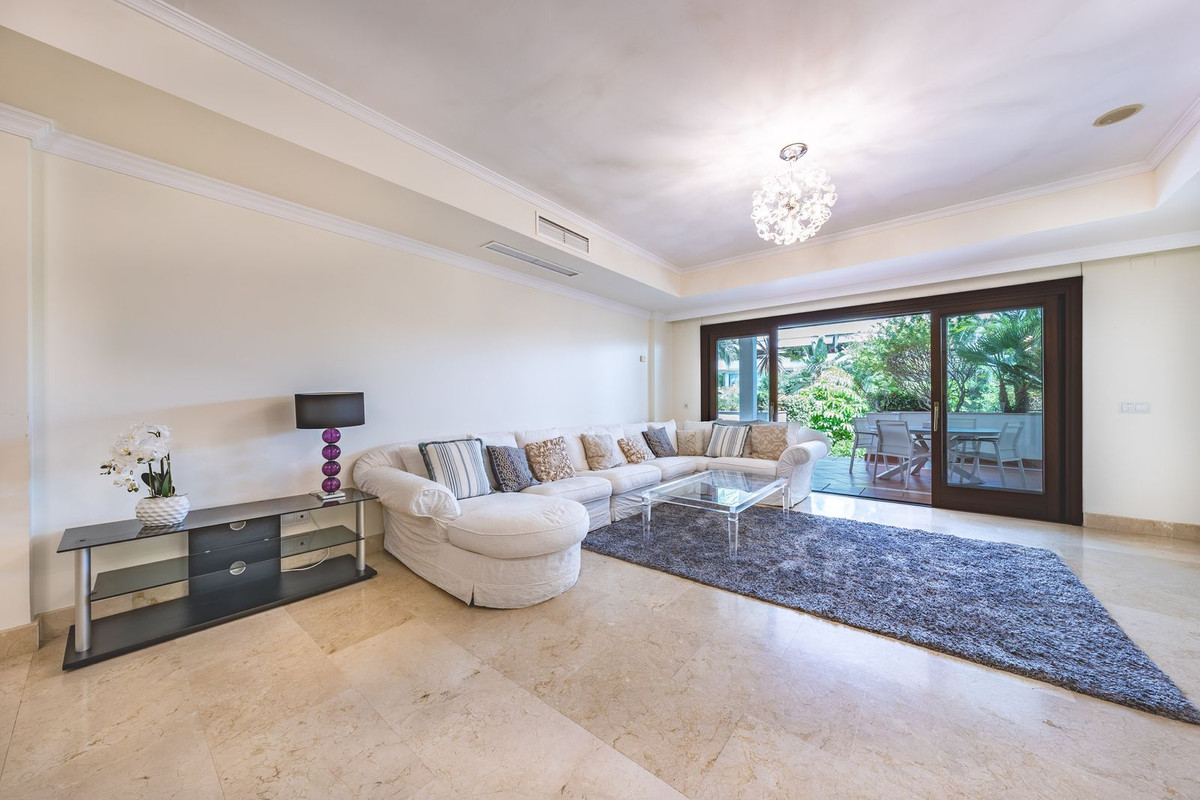 Piso de 2 Dormitorios y 3 Baños en venta en Milla de Oro, Marbella
