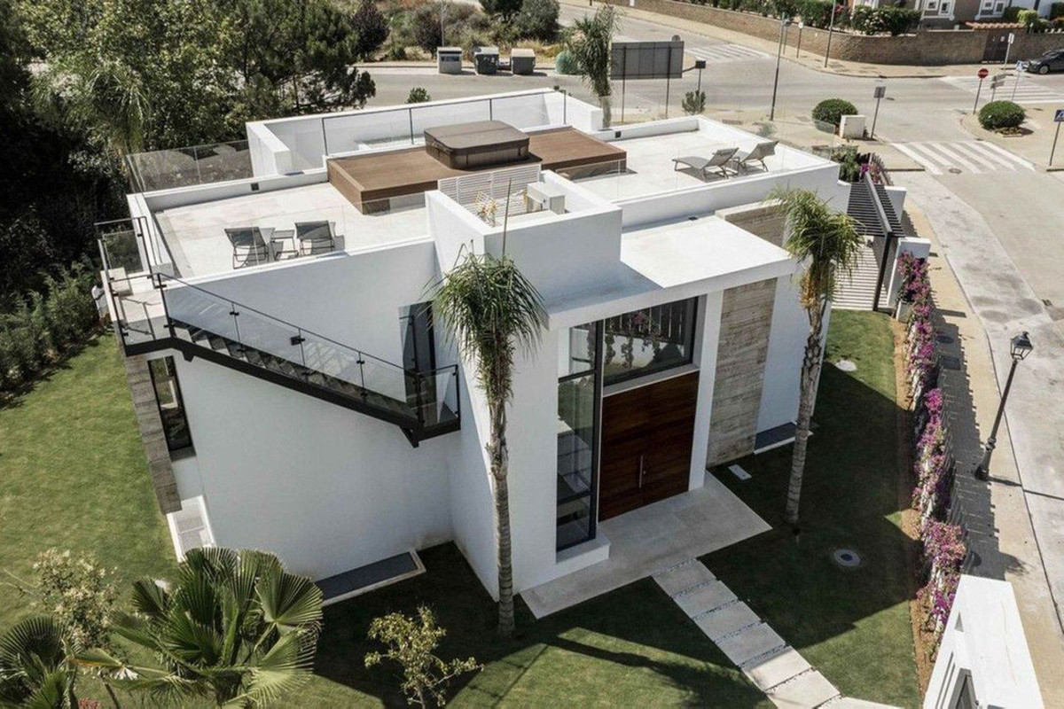 4 Bed, 5 Bath - Villa for Sale in El Paraiso, Estepona