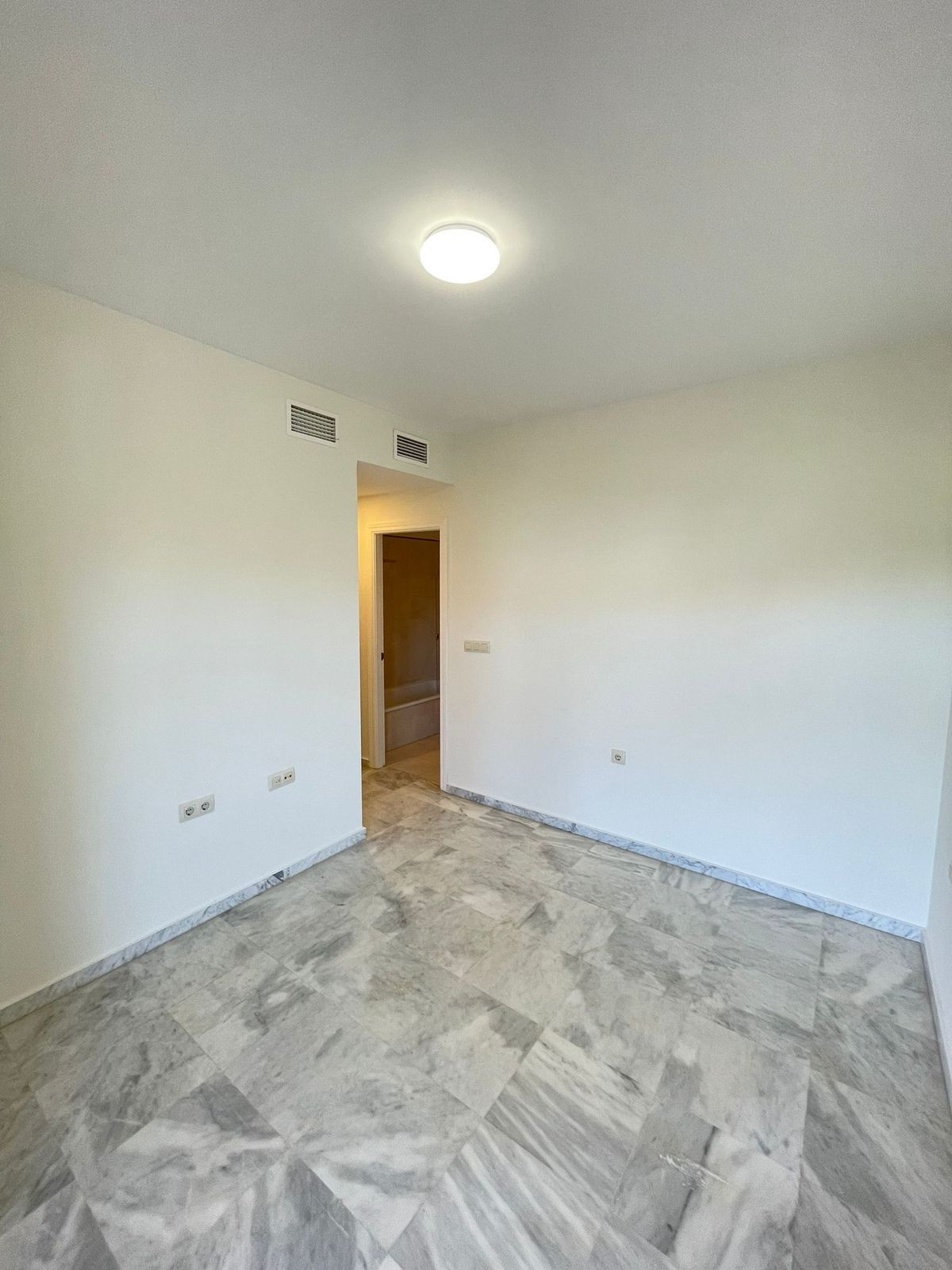Piso de 2 Dormitorios y 2 Baños en venta en Riviera del Sol, Mijas
