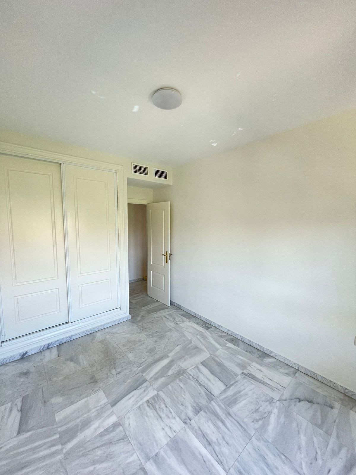 Piso de 2 Dormitorios y 2 Baños en venta en Riviera del Sol, Mijas