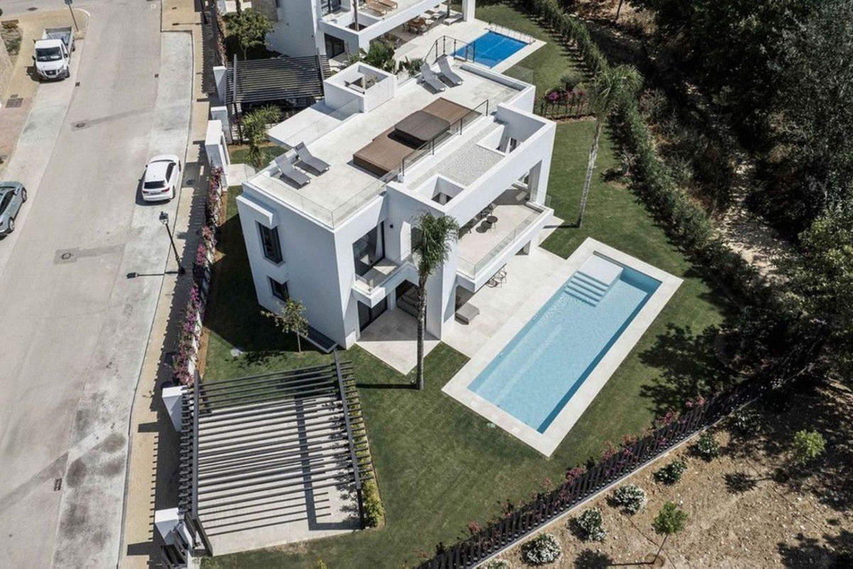4 Bed, 5 Bath - Villa for Sale in El Paraiso, Estepona