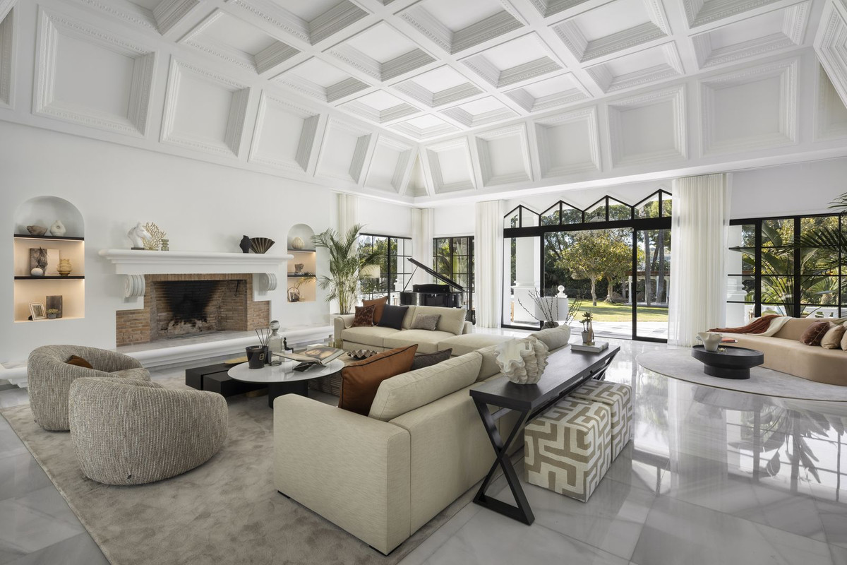 Casa de 12 Dormitorios y 12 Baños en venta en Nueva Andalucía, Marbella