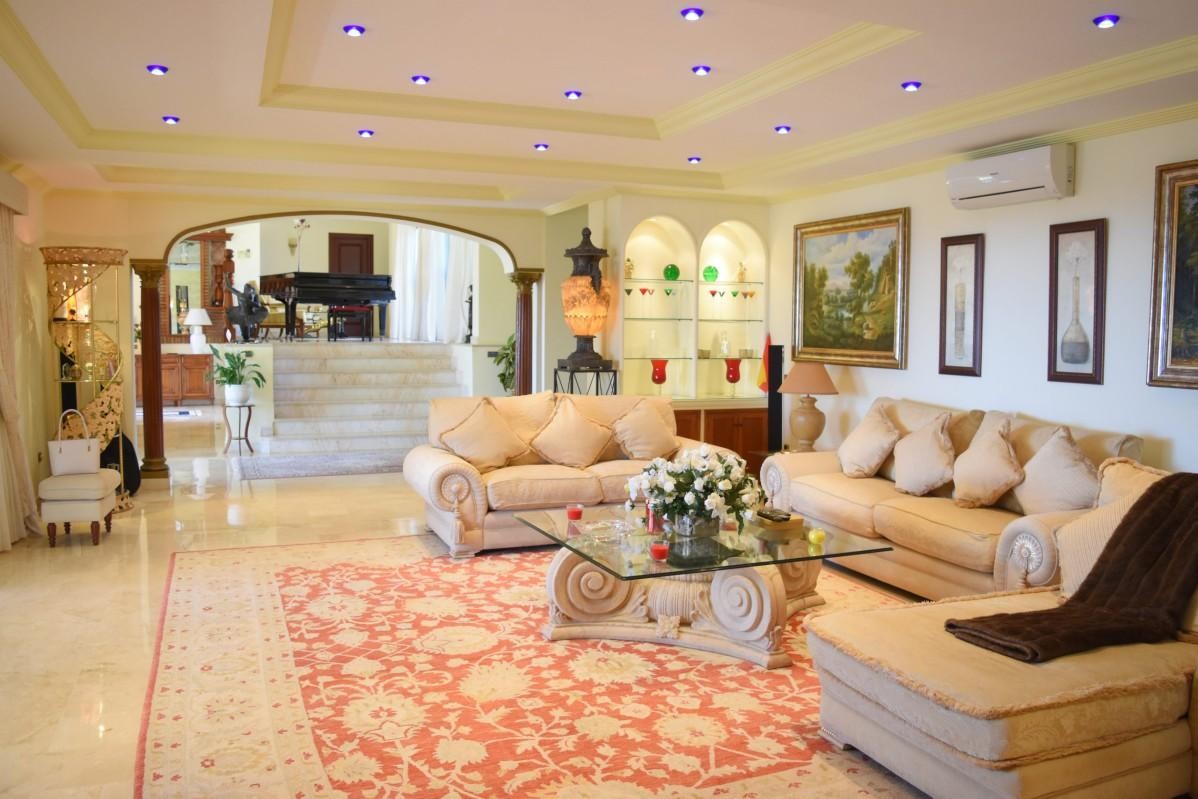 Casa de 7 Dormitorios en venta en Torrequebrada, Benalmádena