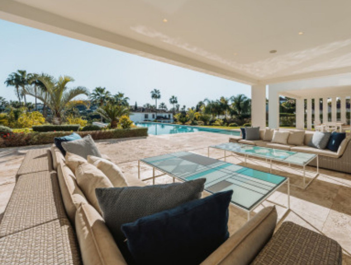 Casa de 6 Dormitorios y 6 Baños en venta en Nueva Andalucía, Marbella