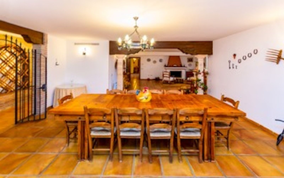 Casa de 4 Dormitorios y 5 Baños en venta en Marbella