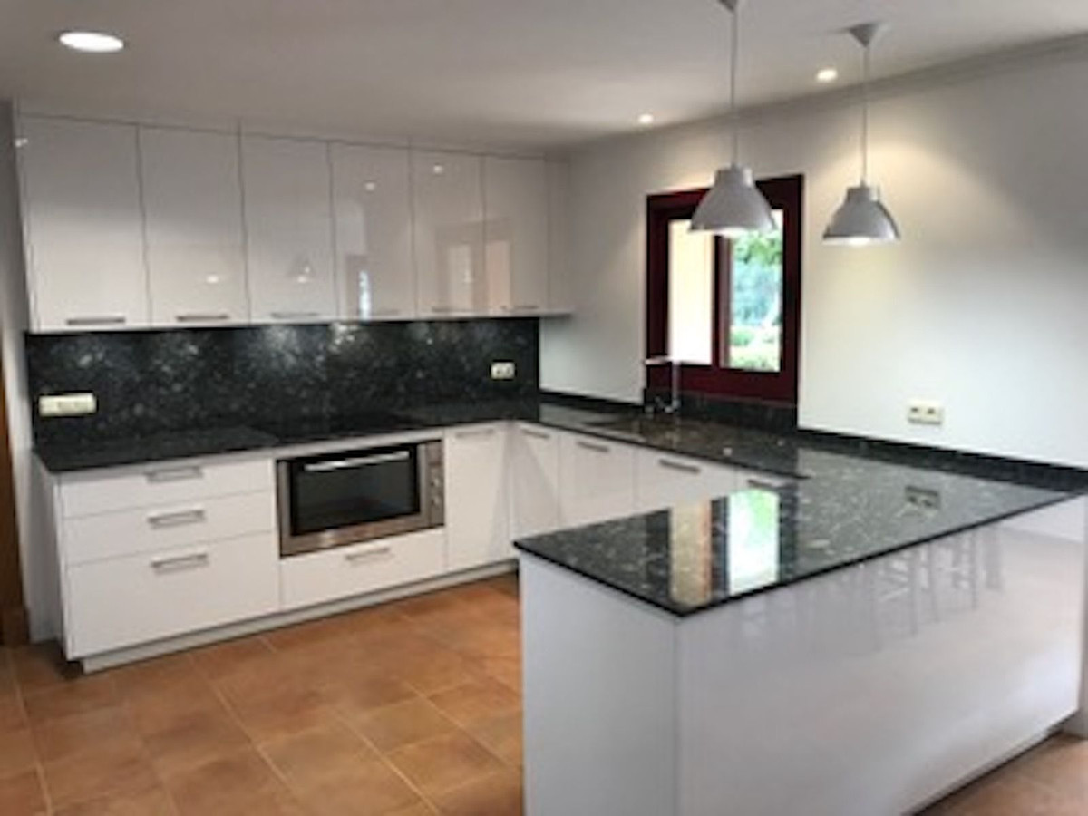 Casa de 4 Dormitorios y 5 Baños en venta en Marbella
