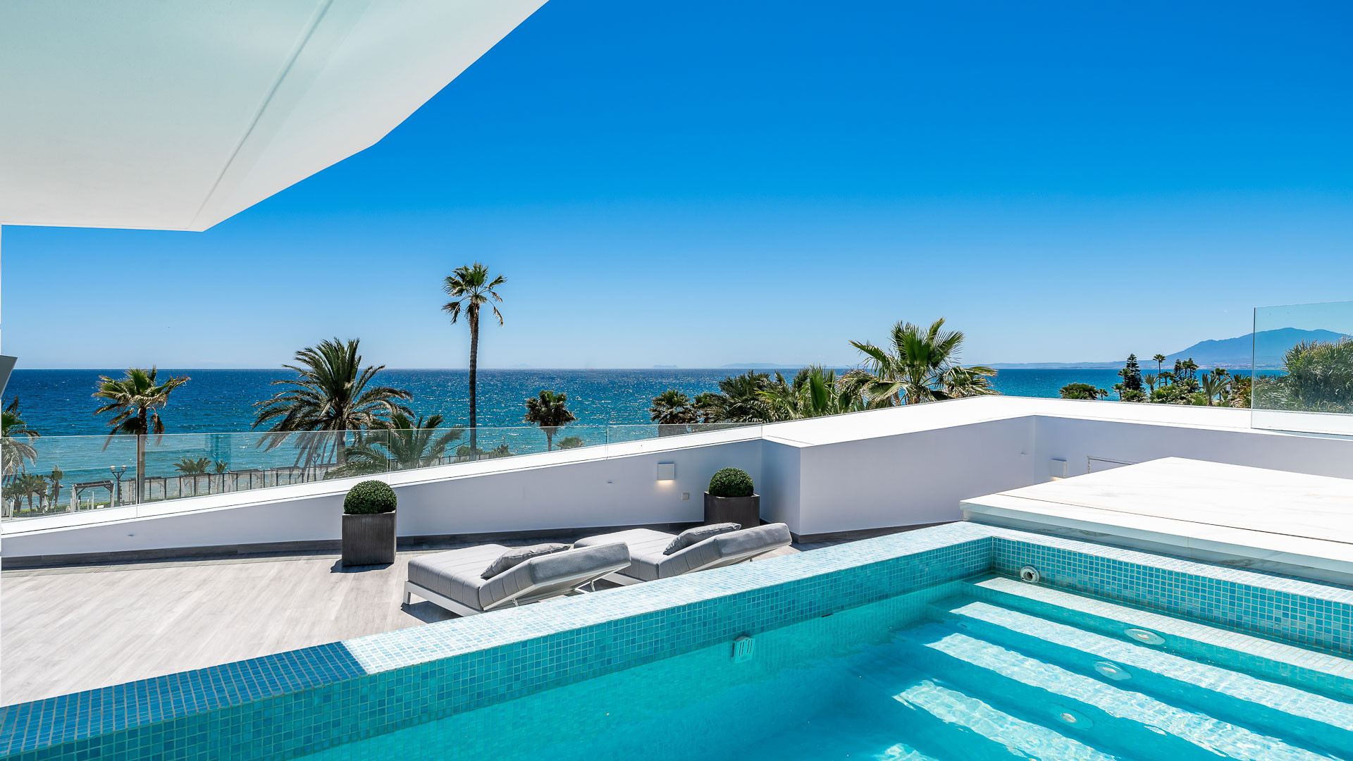 Casa de 6 Dormitorios en venta en Los Monteros, Marbella