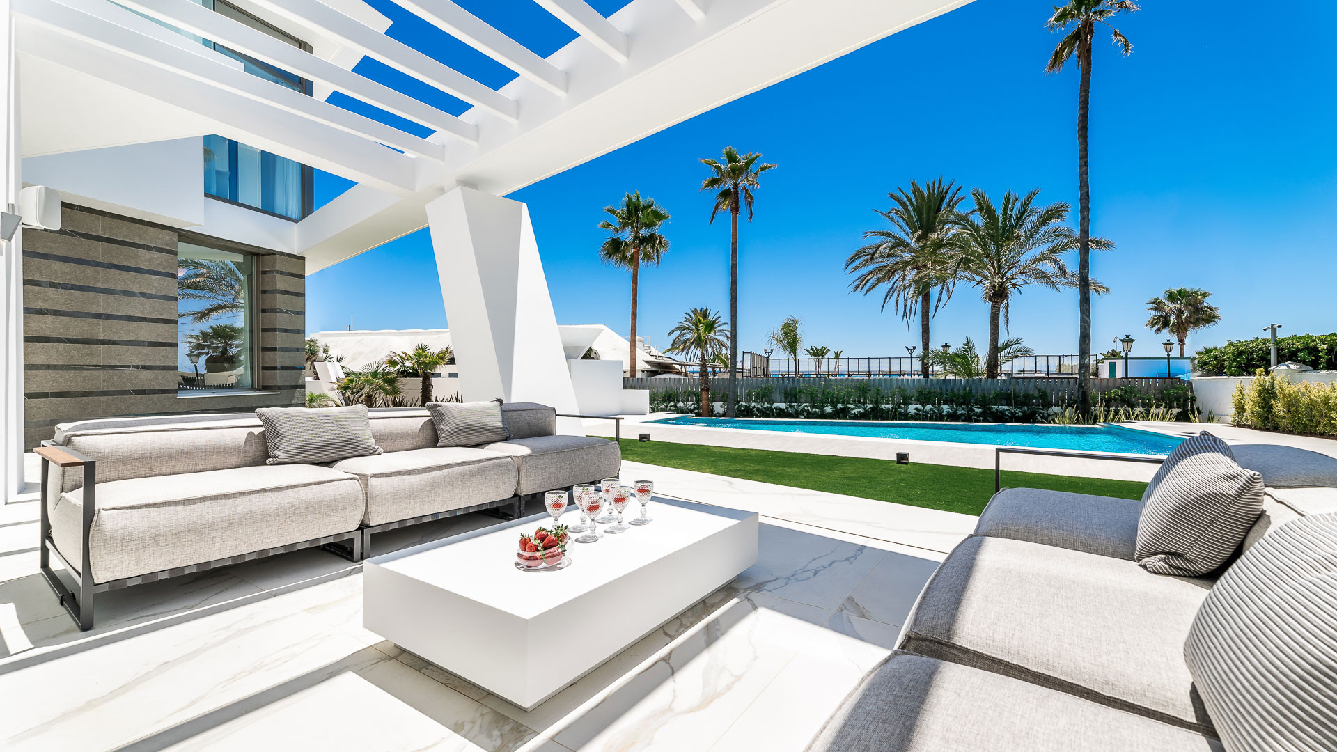 Casa de 6 Dormitorios en venta en Los Monteros, Marbella