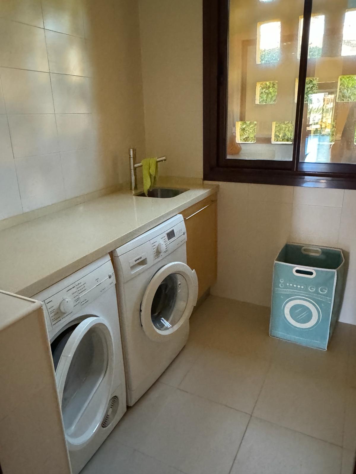 Piso de 3 Dormitorios en venta en La Alqueria, Estepona