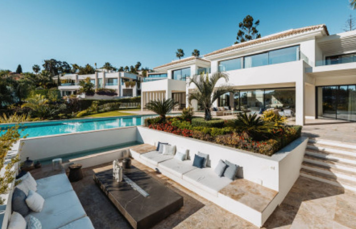 Casa de 6 Dormitorios y 6 Baños en venta en Nueva Andalucía, Marbella