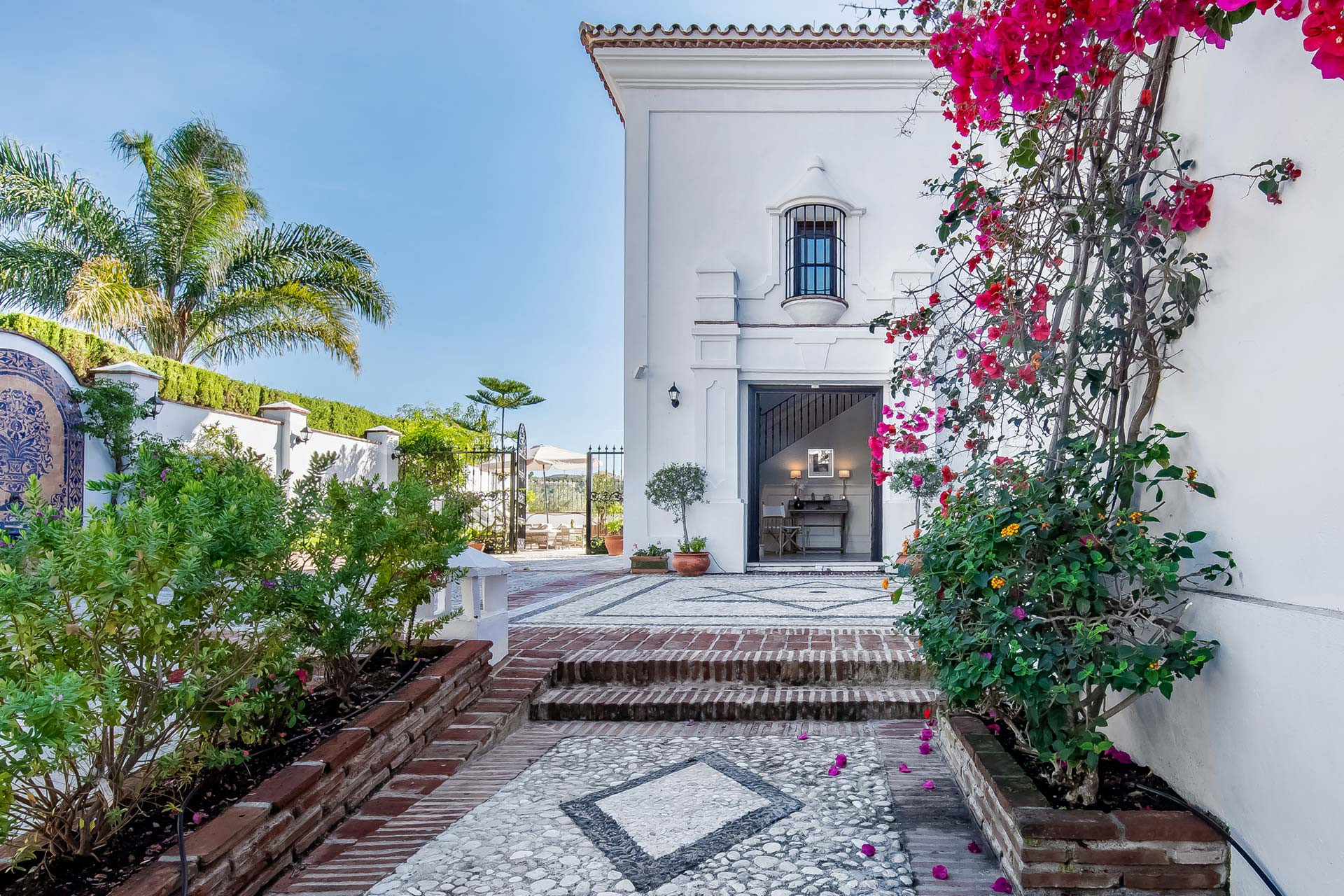 Casa de 6 Dormitorios y 4 Baños en venta en Los Monteros, Marbella