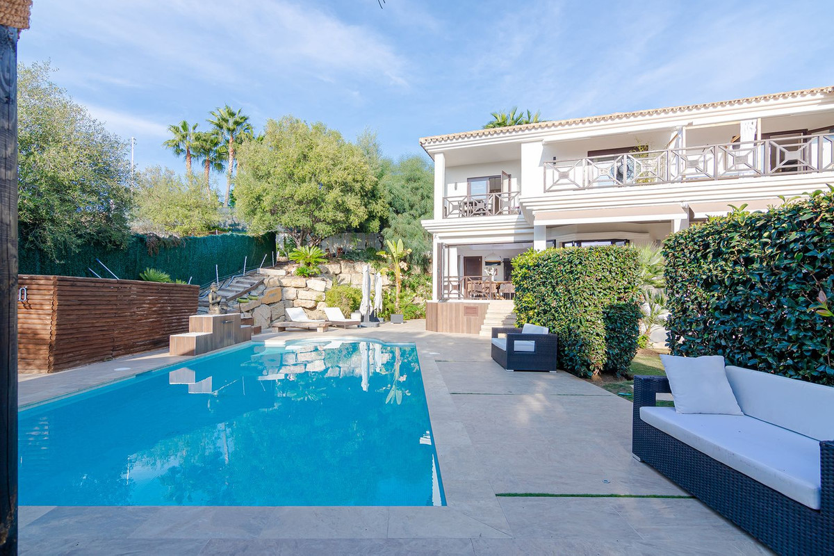 Casa de 6 Dormitorios y 7 Baños en venta en Nueva Andalucía, Marbella