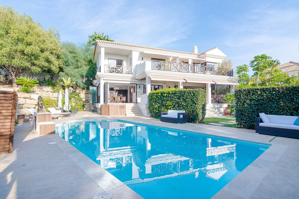 Casa de 6 Dormitorios y 7 Baños en venta en Nueva Andalucía, Marbella