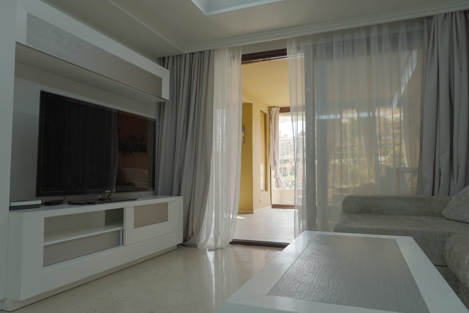 Piso de 2 Dormitorios y 2 Baños en venta en La Alqueria, Estepona