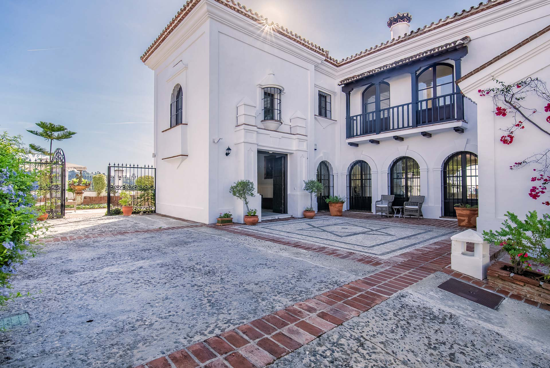 Casa de 6 Dormitorios y 4 Baños en venta en Los Monteros, Marbella