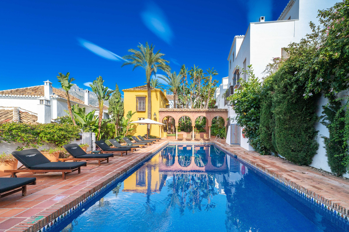 Casa Adosada de 3 Dormitorios y 3 Baños en venta en Milla de Oro, Marbella