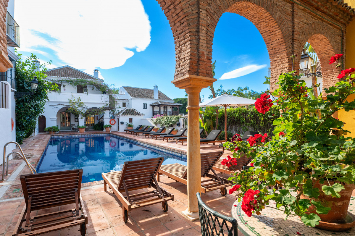 Casa Adosada de 3 Dormitorios y 3 Baños en venta en Milla de Oro, Marbella