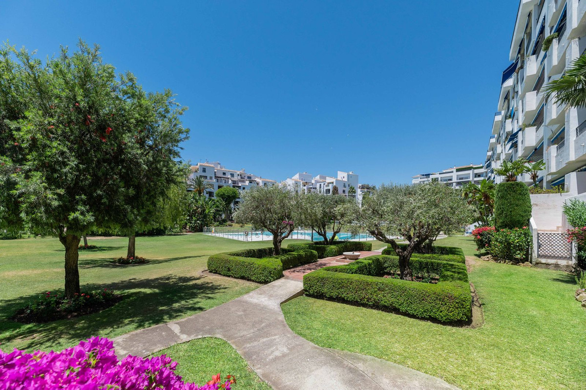 Piso de 3 Dormitorios y 2 Baños en venta en Puerto Banús, Marbella