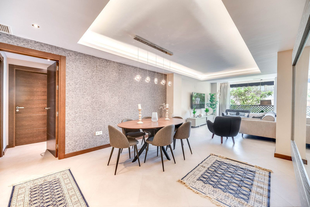Piso de 3 Dormitorios y 2 Baños en venta en Puerto Banús, Marbella