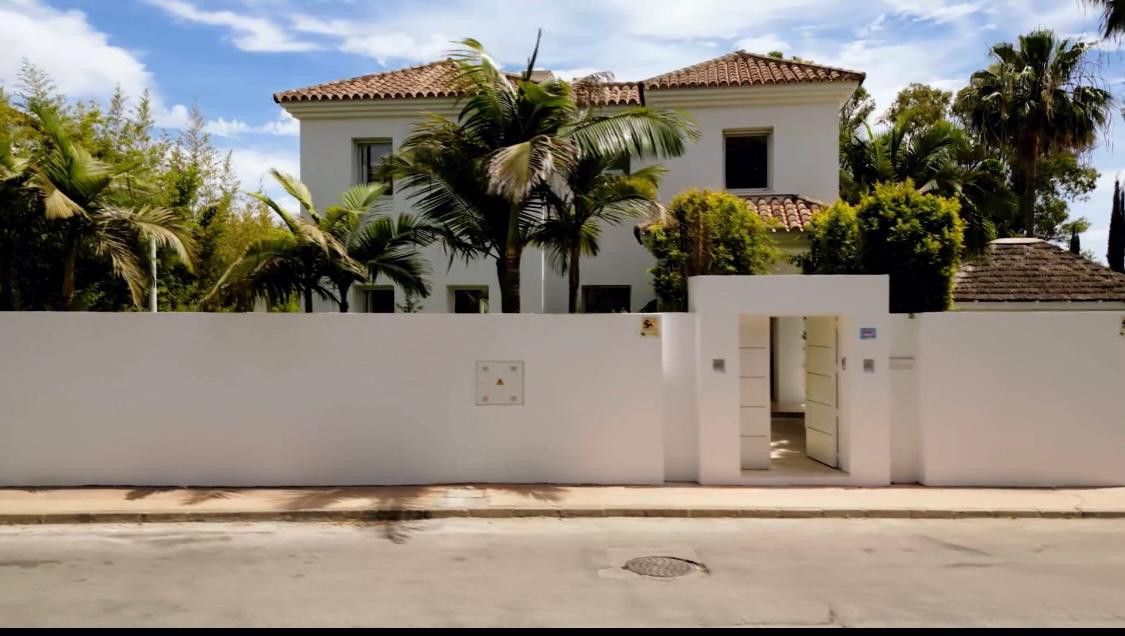 Casa de 5 Dormitorios en venta en Estepona