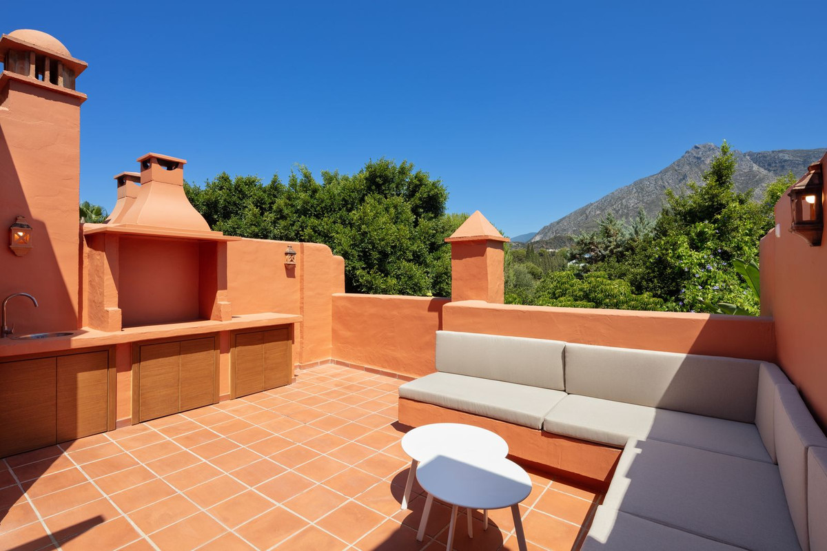 Casa Adosada de 4 Dormitorios y 3 Baños en venta en Milla de Oro, Marbella
