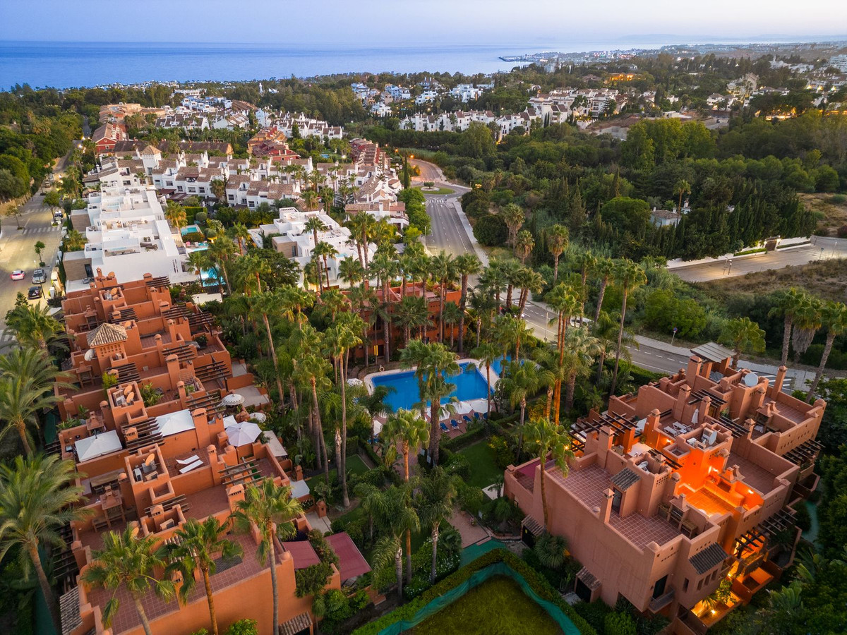 Casa Adosada de 4 Dormitorios y 3 Baños en venta en Milla de Oro, Marbella