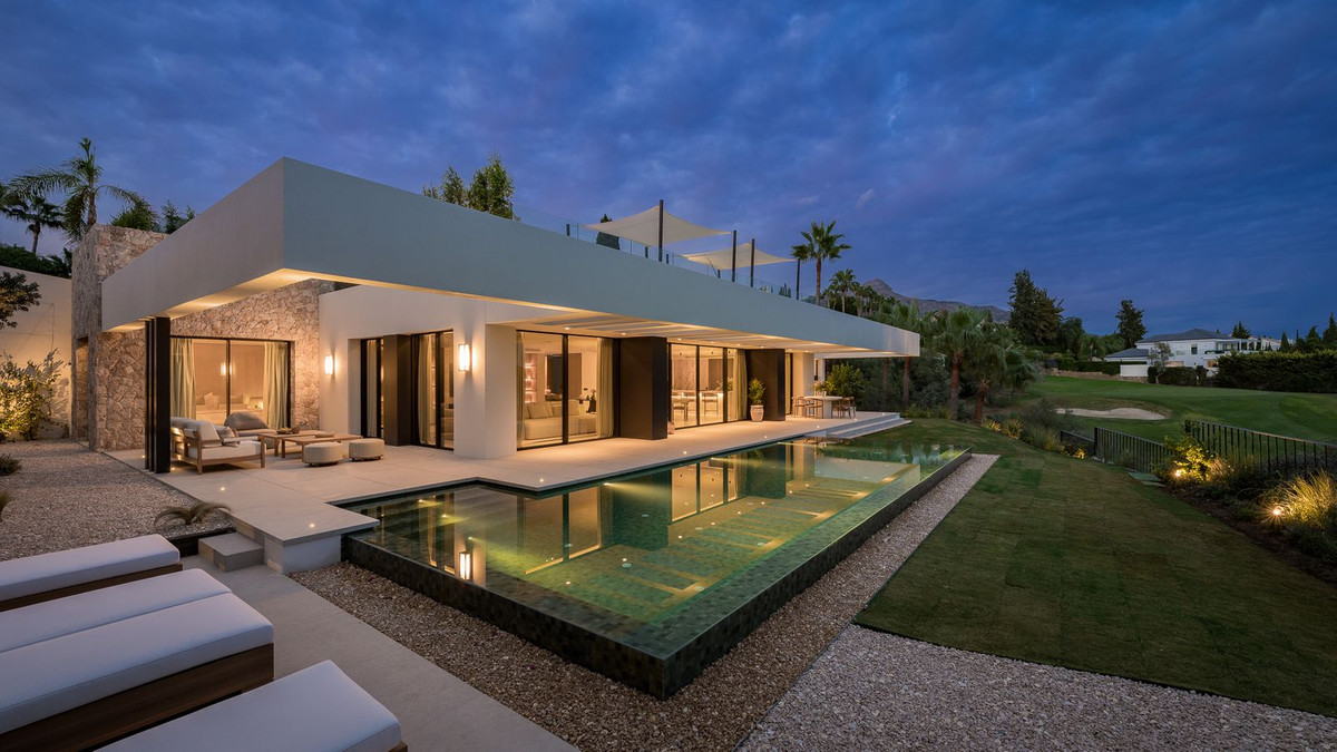 Casa de 4 Dormitorios y 5 Baños en venta en Nueva Andalucía, Marbella
