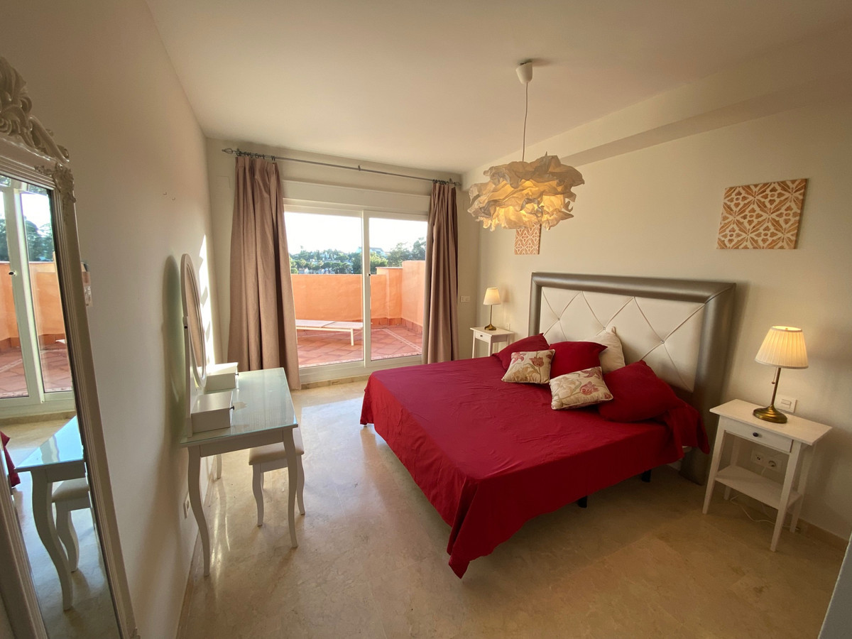 Casa Adosada de 5 Dormitorios en venta en Cabopino, Marbella