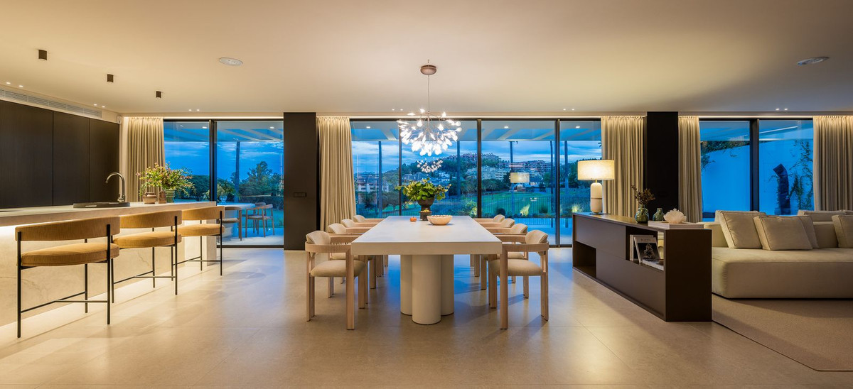 Casa de 4 Dormitorios y 5 Baños en venta en Nueva Andalucía, Marbella