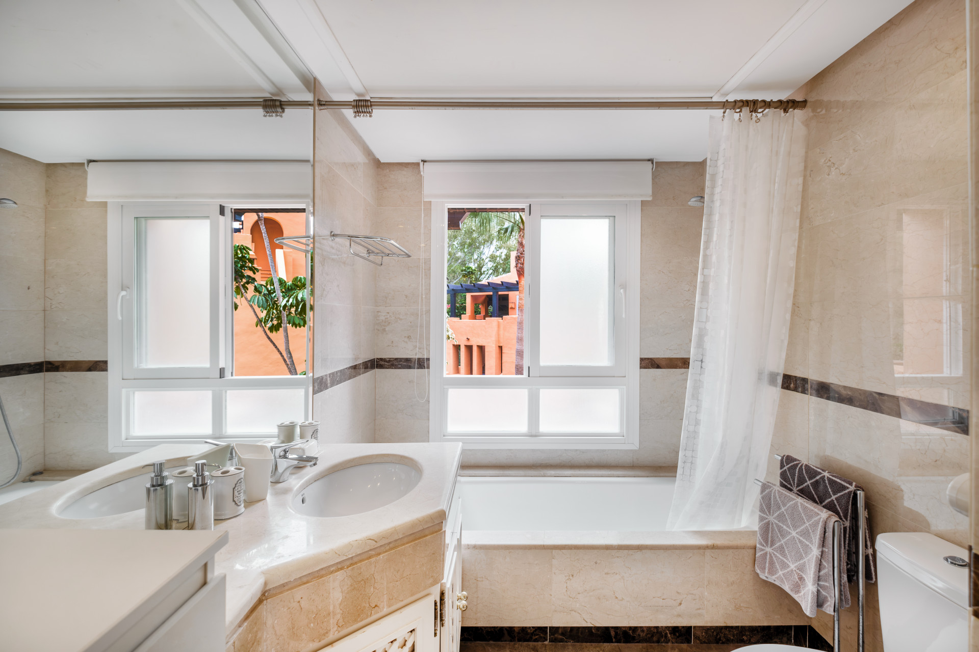3 Bed, 2 Bath - Apartment for Sale in Nueva Andalucia, Marbella