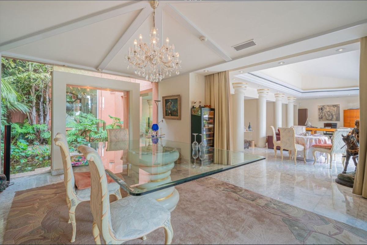 Casa de 5 Dormitorios en venta en Nagüeles, Marbella