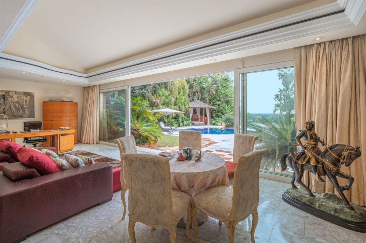 Casa de 5 Dormitorios en venta en Nagüeles, Marbella