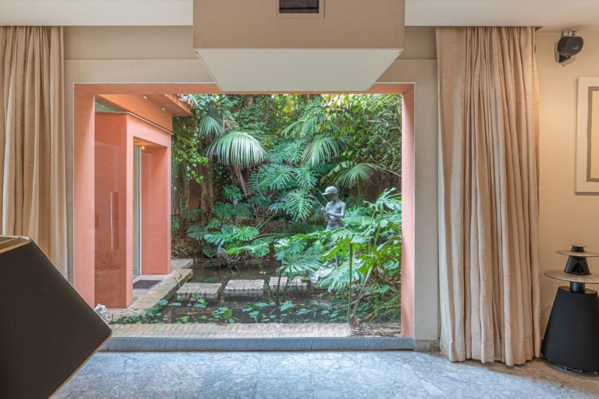 Casa de 5 Dormitorios en venta en Nagüeles, Marbella