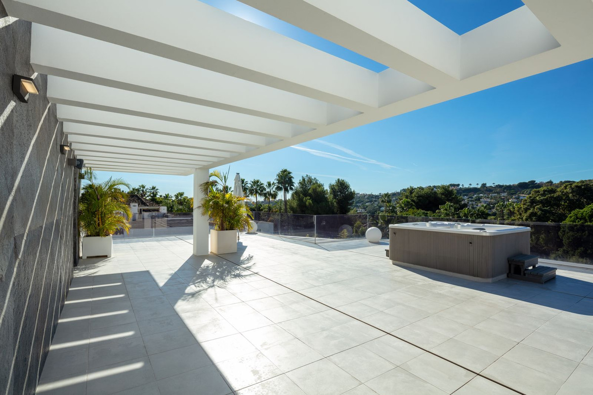 Casa de 5 Dormitorios y 5 Baños en venta en Nueva Andalucía, Marbella