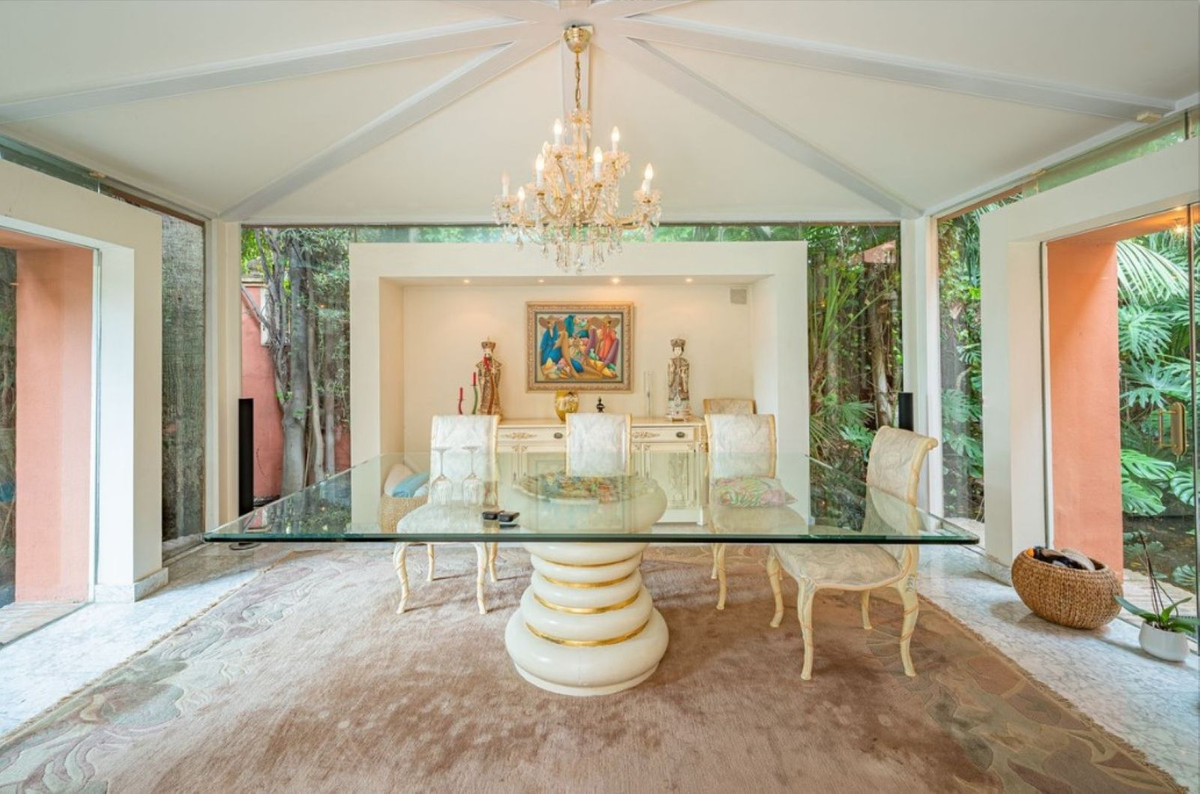 Casa de 5 Dormitorios en venta en Nagüeles, Marbella