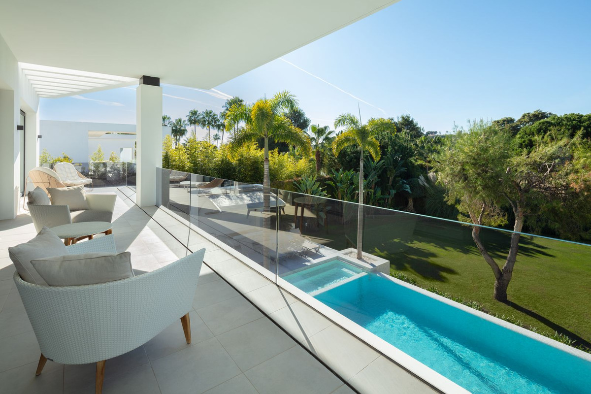 Casa de 5 Dormitorios y 5 Baños en venta en Nueva Andalucía, Marbella